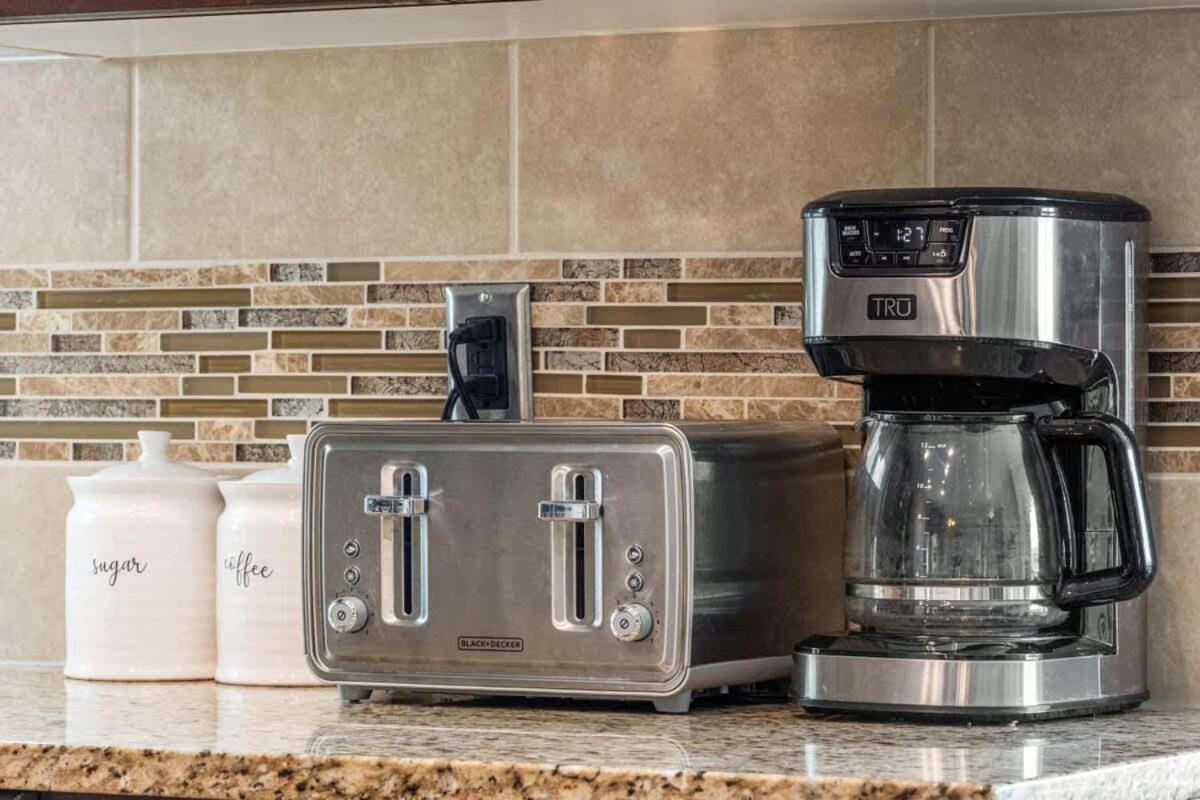 The Trenta - 4bd 3ba 2 Kitchen Stunner Calgary