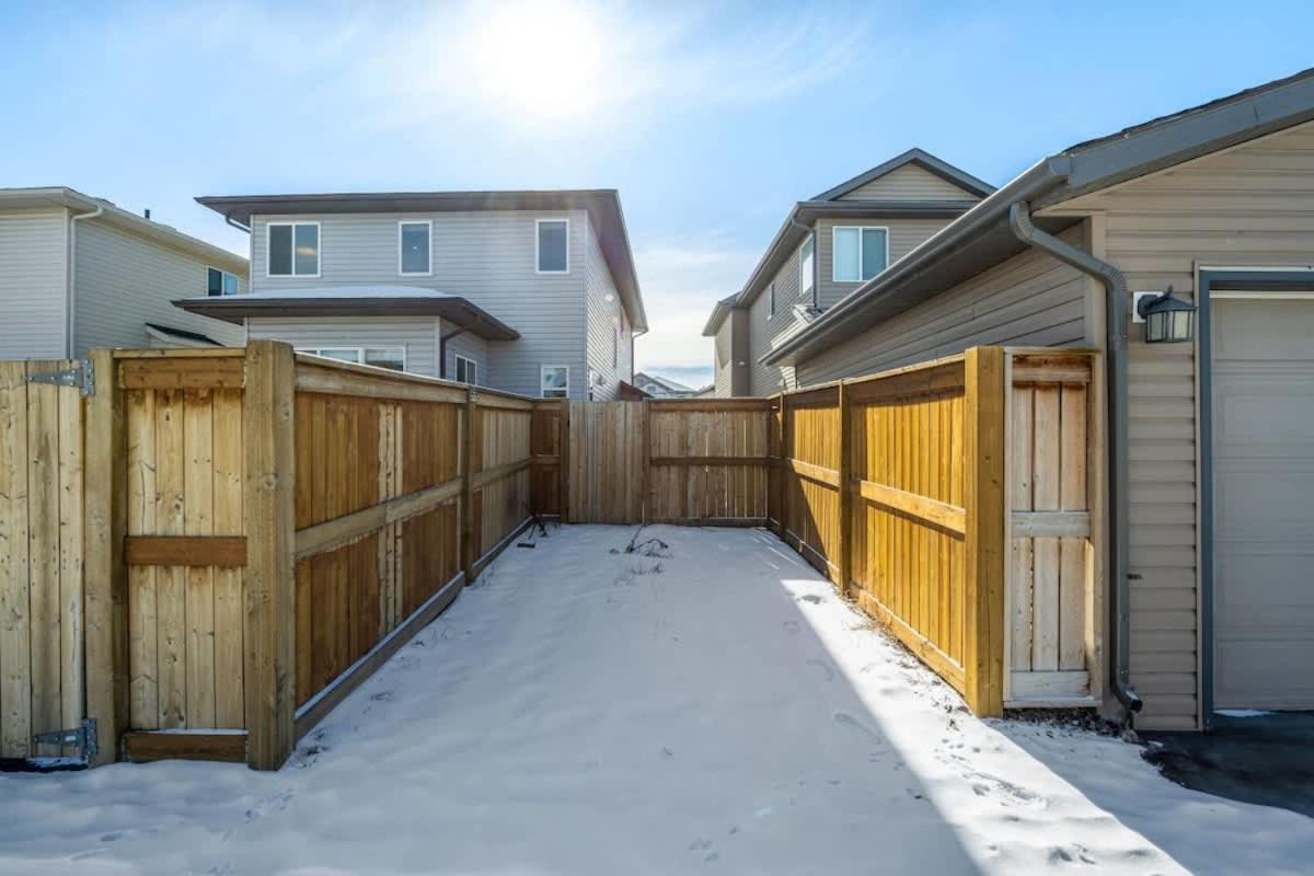 The Trenta - 4bd 3ba 2 Kitchen Stunner * Calgary