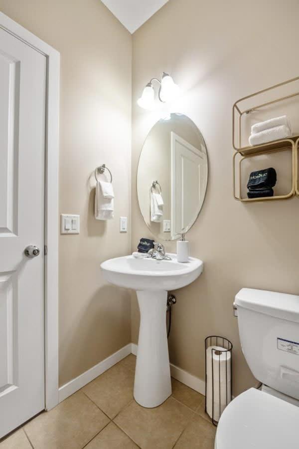 The Trenta - 4bd 3ba 2 Kitchen Stunner Holiday home Calgary
