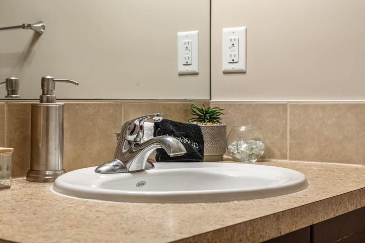 The Trenta - 4bd 3ba 2 Kitchen Stunner Holiday home Calgary