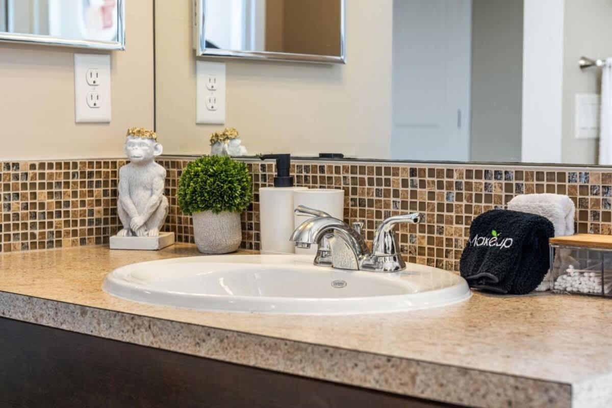 The Trenta - 4bd 3ba 2 Kitchen Stunner * Calgary