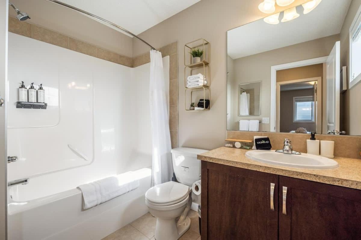 The Trenta - 4bd 3ba 2 Kitchen Stunner