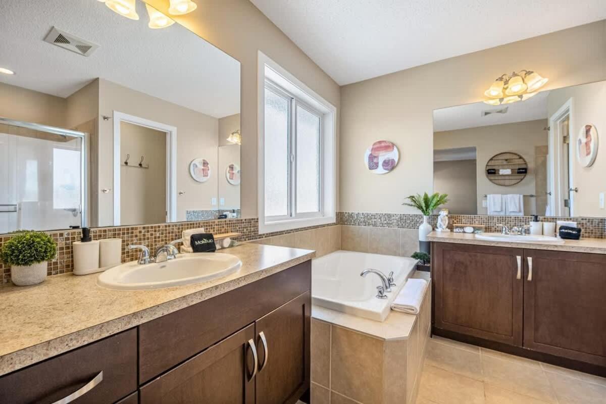 The Trenta - 4bd 3ba 2 Kitchen Stunner Calgary