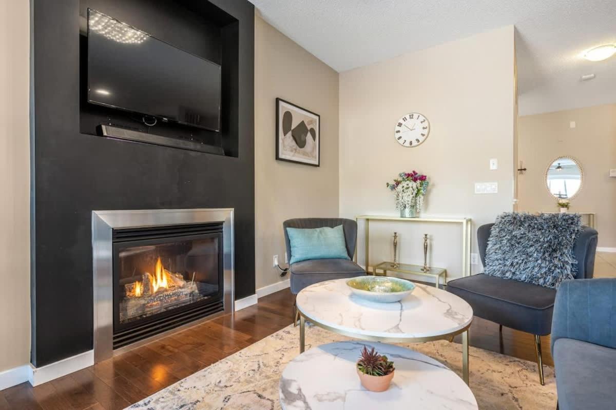 The Trenta - 4bd 3ba 2 Kitchen Stunner * Calgary