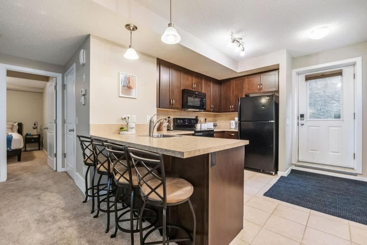 The Trenta - 4bd 3ba 2 Kitchen Stunner Calgary
