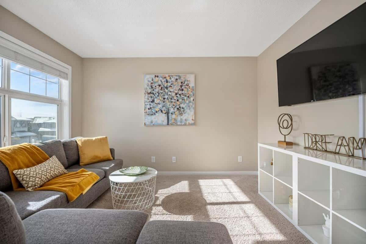 The Trenta - 4bd 3ba 2 Kitchen Stunner * Calgary