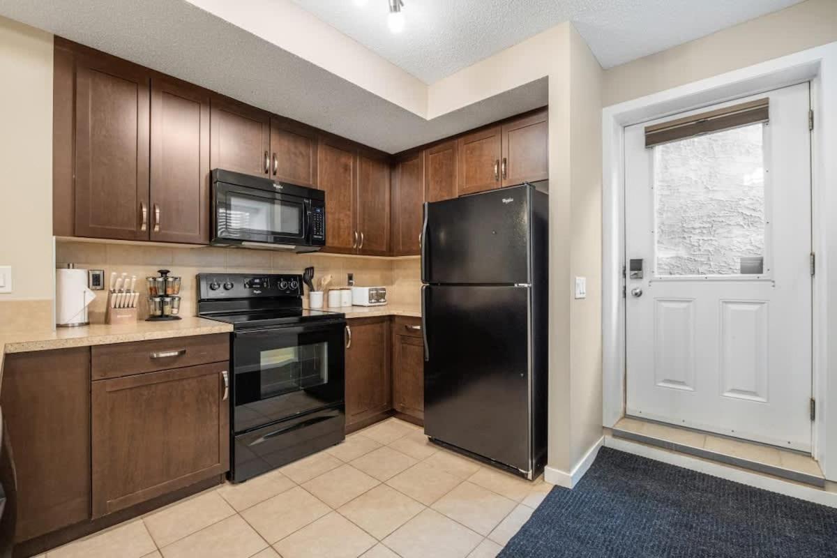 The Trenta - 4bd 3ba 2 Kitchen Stunner Holiday home Calgary