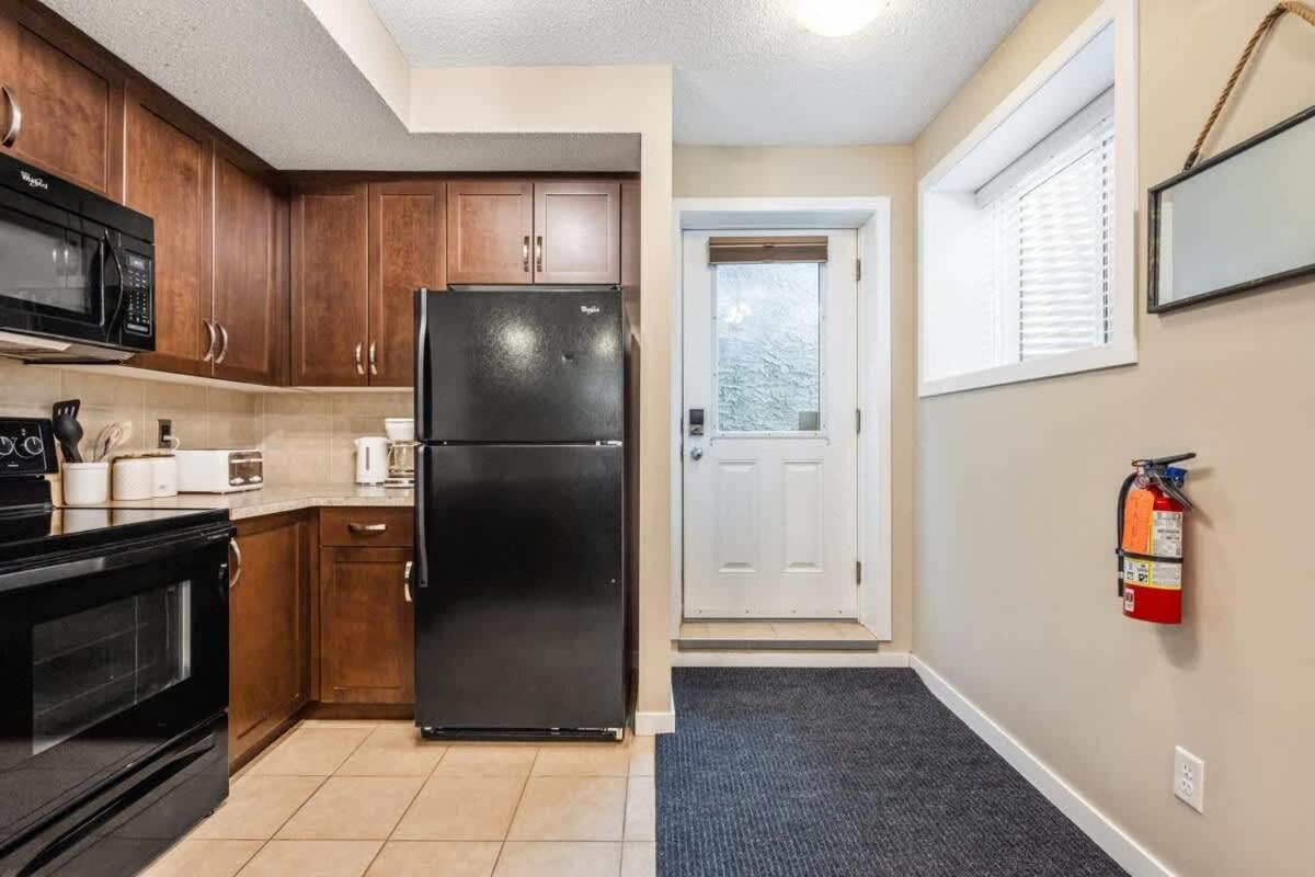 The Trenta - 4bd 3ba 2 Kitchen Stunner * Calgary