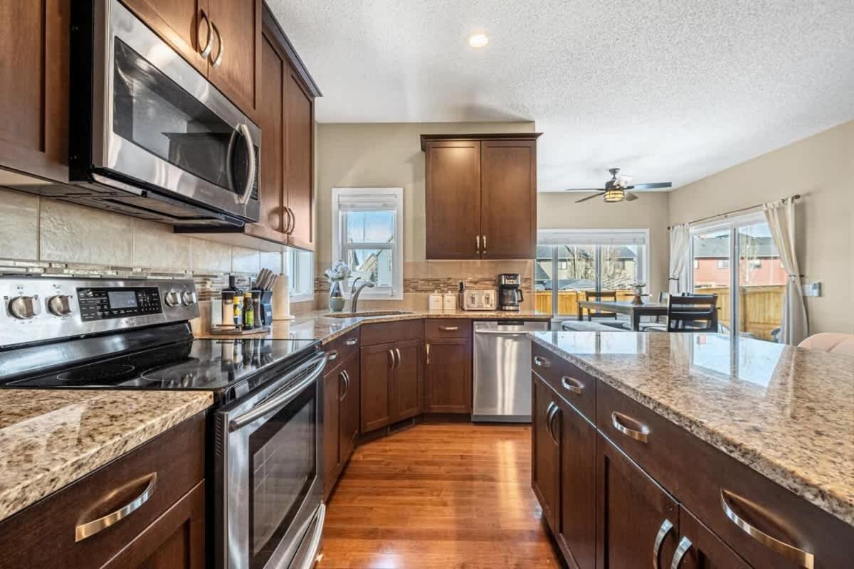 Holiday home The Trenta - 4bd 3ba 2 Kitchen Stunner Calgary