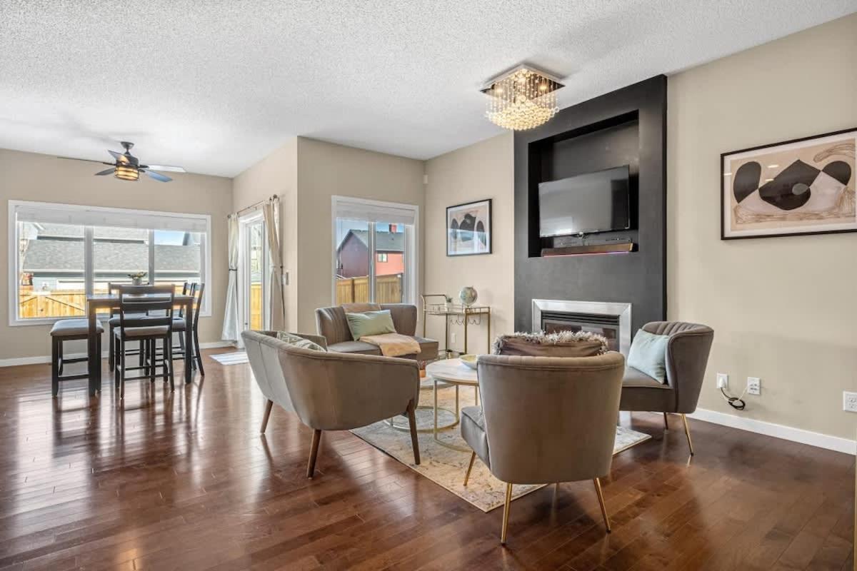 The Trenta - 4bd 3ba 2 Kitchen Stunner * Calgary