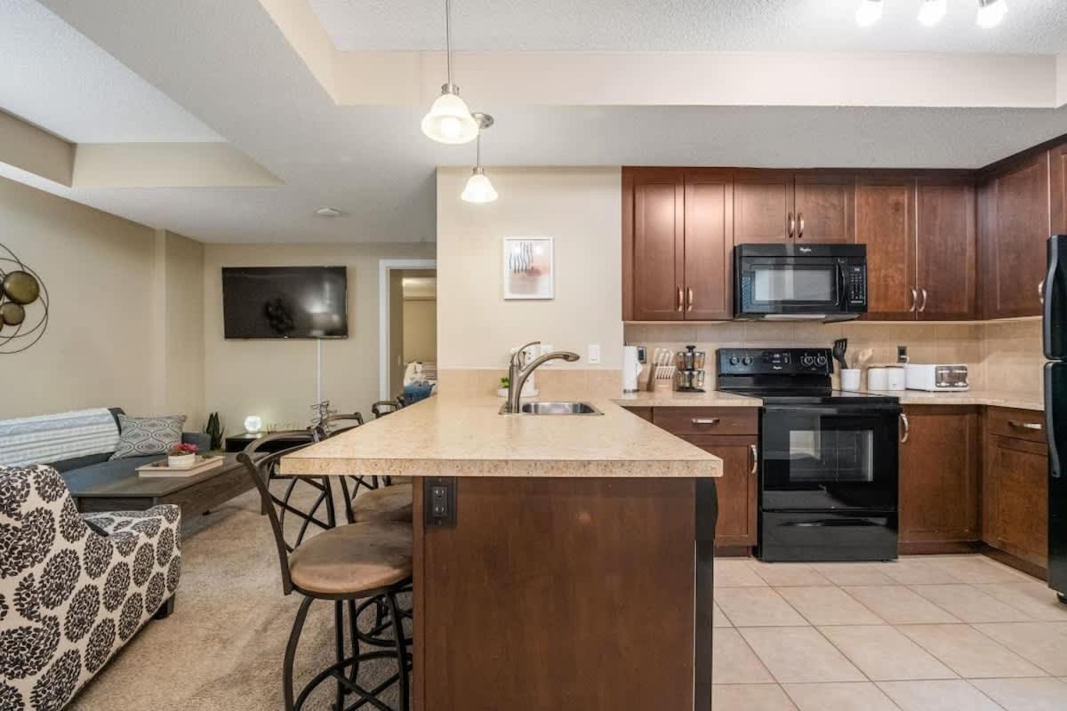 The Trenta - 4bd 3ba 2 Kitchen Stunner